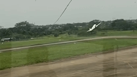 Khoảnh khắc máy bay rơi trong lúc hạ cánh xuống sân bay