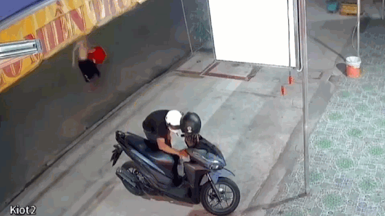Khoảnh khắc tên trộm xe máy bị người dân cầm ghế đánh tới tấp