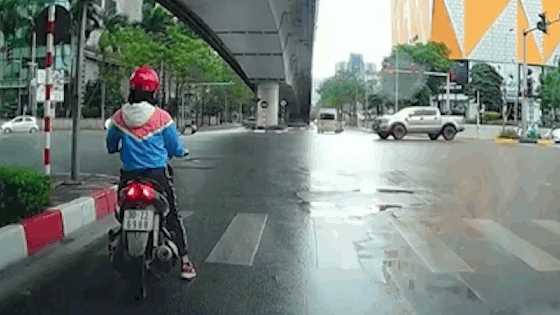 Khoảnh khắc xe bán tải bất ngờ “drift” giữa phố Hà Nội