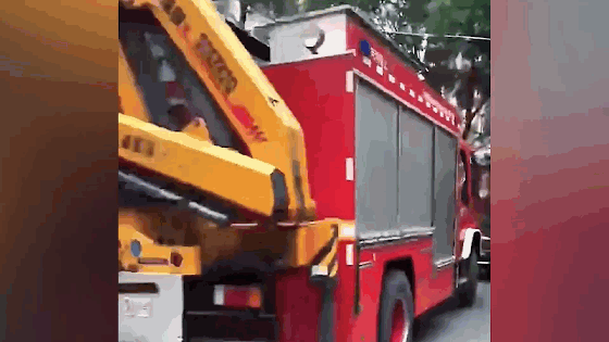 Khoảnh khắc xe cứu hỏa đâm tan nát Land Rover