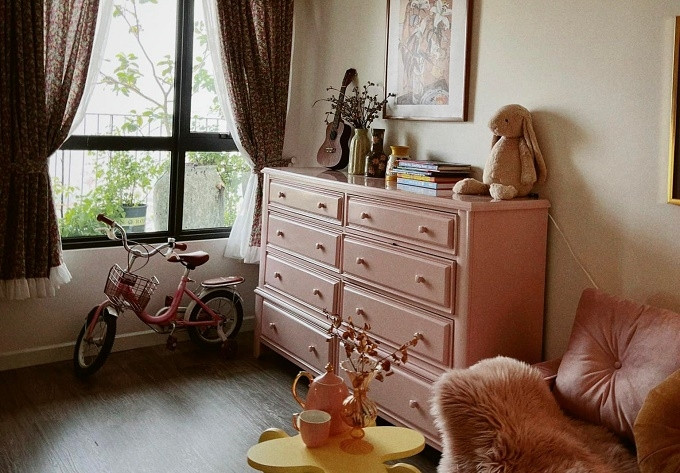 The living space of the princesses in the sweet pink apartment
