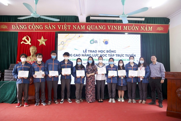 Kiến Guru trao học bổng ‘Nâng cao năng lực học tập trực tuyến’ cho HS xuất sắc lớp 12