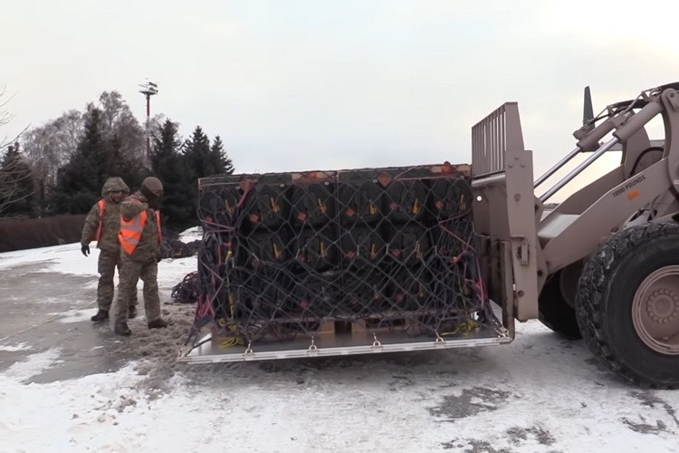 Kiev tuyên bố phá hủy kho khí tài Nga, Anh cam kết viện trợ thêm cho Ukraine