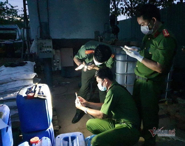 Đột kích cơ sở nấu dầu D.O giả cực quy mô 'ẩn' giữa cánh đồng