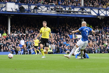 Lampard đánh bại Chelsea, Everton sáng cửa trụ hạng