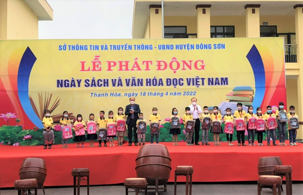 lanh dao so tttt phat dong ngay sach va trao qua cho cac hoc sinh a40839fb04514237af6d06e6338740c6