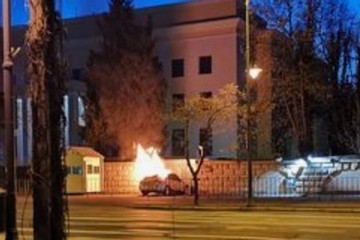 Lao xe vào sứ quán Nga ở Romania, tài xế bất ngờ tự thiêu