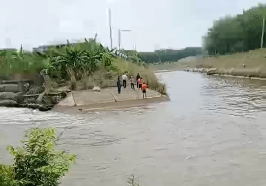 Lao xuống nước cứu tài xế, cả người cứu và nạn nhân tử vong