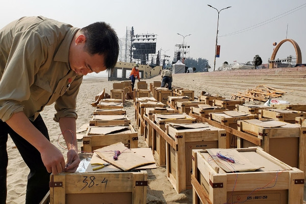 Lắp ráp giàn pháo hoa ‘cực khủng’ khai hội du lịch bên bờ biển Cửa Lò