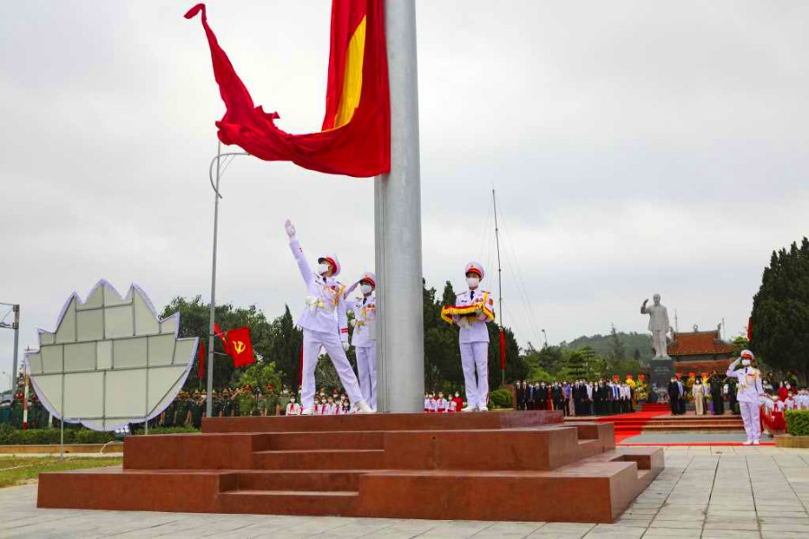Lễ thượng cờ trên đảo Cô Tô