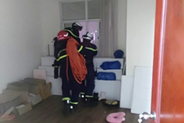 Lính cứu hỏa đu dây ở tầng 20 ngăn nam sinh đòi nhảy lầu tự tử
