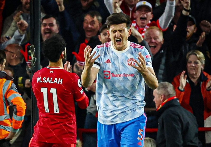Vùi dập MU, Liverpool leo lên đầu bảng