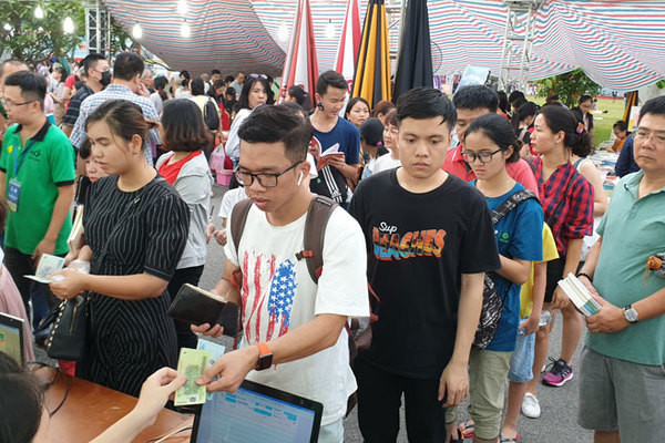 Line up to buy books at Thang Long Imperial Citadel