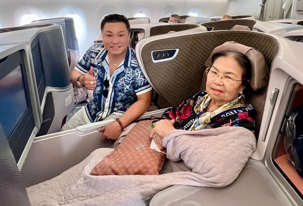 Ly Hung wears branded clothes, takes his mother on a 5-star tour