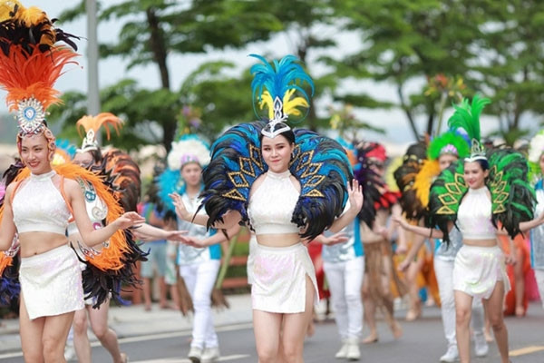 Major festivals and recreational activities on public holidays