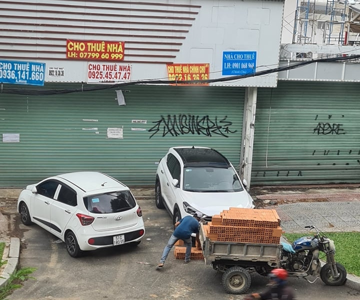 Màn đáp trả có 1-0-2 của người đàn ông khi bị ô tô đỗ chắn lối đi