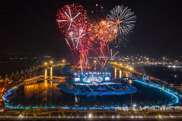 Màn ra mắt rực rỡ của tổ hợp biển tạo sóng Royal Wave Park