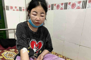 Mồ côi mẹ, bé gái suy thận tuyệt vọng bên cha già khốn khổ