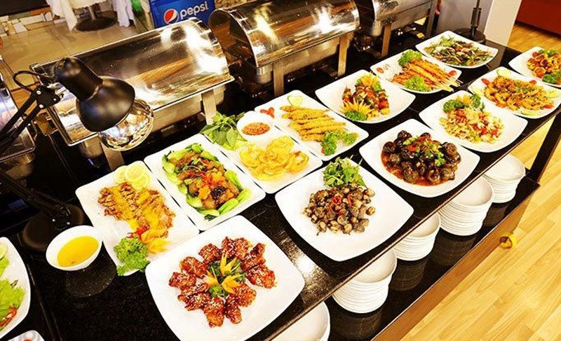 Mới đông khách đã tận thu: Bức xúc vì đặt phòng khách sạn ép mua thêm bữa ăn