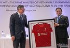 Đối thoại với doanh nghiệp, Thủ tướng được Chủ tịch Ngân hàng tặng áo Liverpool
