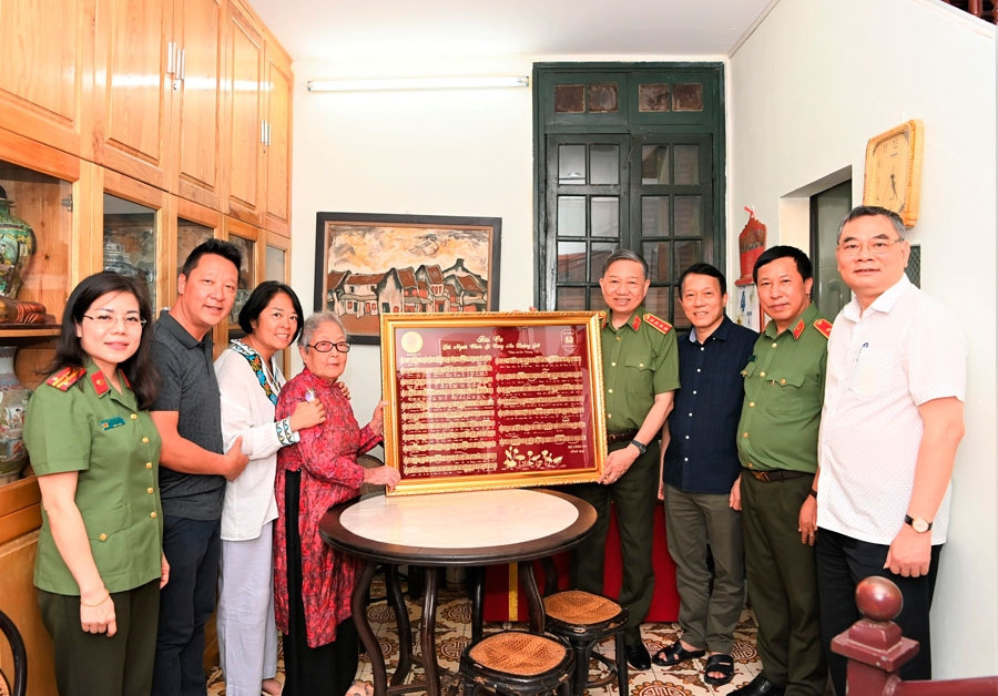 A special gift from General To Lam to the family of musician Hoang Van