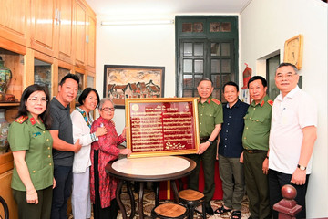 Món quà đặc biệt Đại tướng Tô Lâm tặng gia đình nhạc sĩ Hoàng Vân