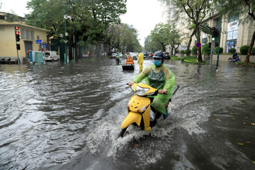 Mưa như trút sáng cuối tuần, người Hà Nội vật lộn trong 'biển nước'