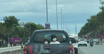 Muôn kiểu chở con của tài xế ô tô, xe máy tại Việt Nam