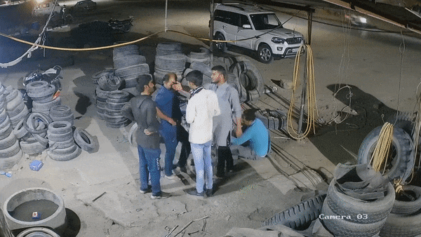 Năm người đàn ông đang đứng nói chuyện gặp tai hoạ bất ngờ