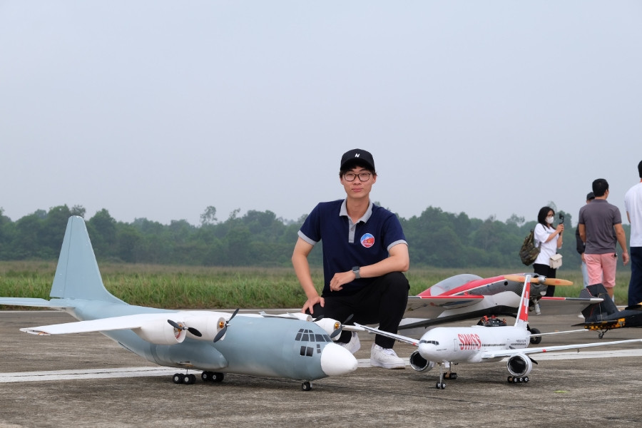 Máy bay mô hình F22 là một trong những sản phẩm đồ chơi giáo dục giúp trẻ em tìm hiểu và phát triển khả năng xây dựng. Đến HTN Aviation để xem những mô hình cao cấp, chạm tay vào từng chi tiết, cho trẻ em trải nghiệm thú vị và học hỏi nhiều hơn về khoa học kỹ thuật.