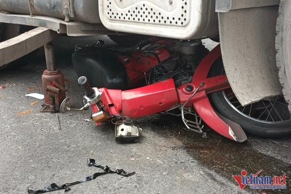 Nâng container ở TP.HCM để cứu người đàn ông kẹt dưới gầm xe