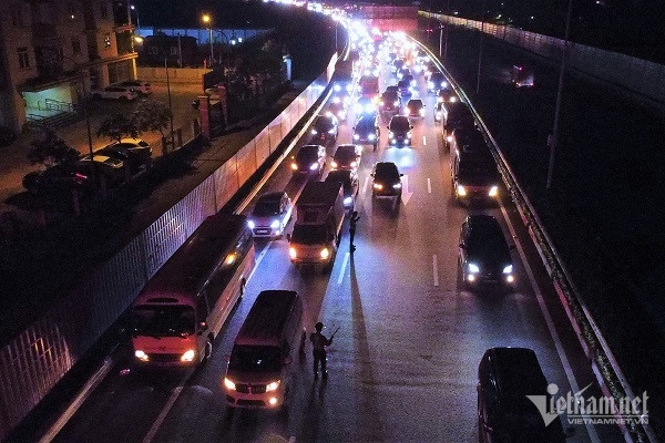 'Né' tắc đường, người dân ùn ùn trở về Hà Nội trong đêm