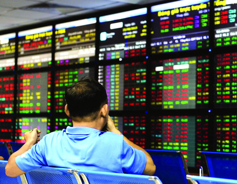 Theo các chuyên gia, những nhà đầu tư thiếu kinh nghiệm, kiến thức không nên tham gia vào thị trường chứng khoán ẢNH: PV