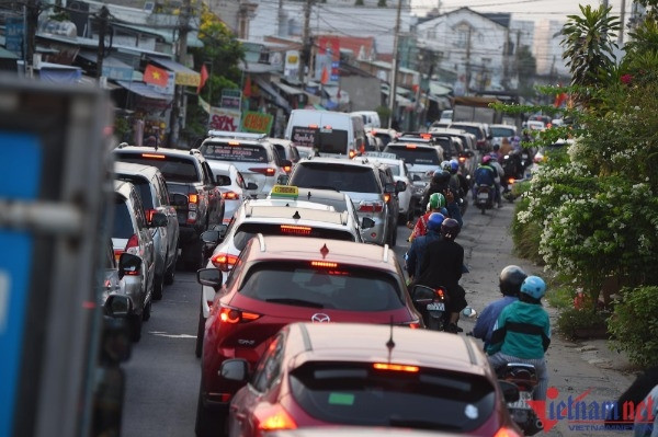 Ngàn người chen chân về TP.HCM sau nghỉ lễ, phà Cát Lái kẹt không lối thoát