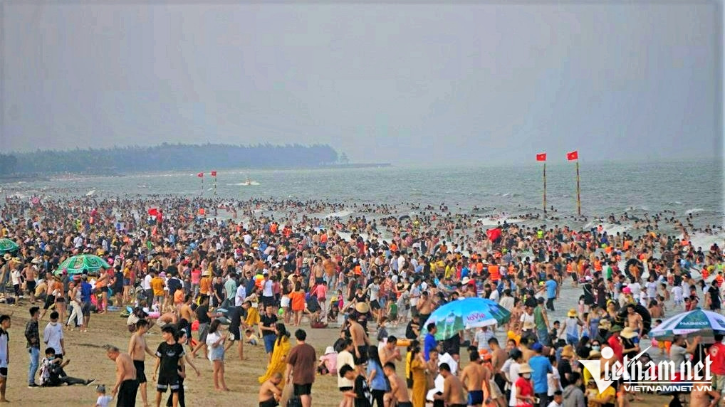 Ngày cuối tuần hàng nghìn người chen nhau tắm biển Sầm Sơn