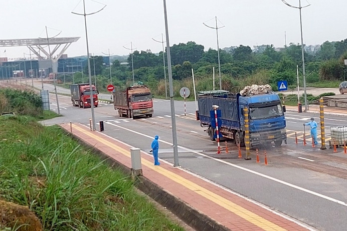 Ngày đầu mở lại của khẩu qua Trung Quốc, cả trăm xe tồn đọng thông hàng