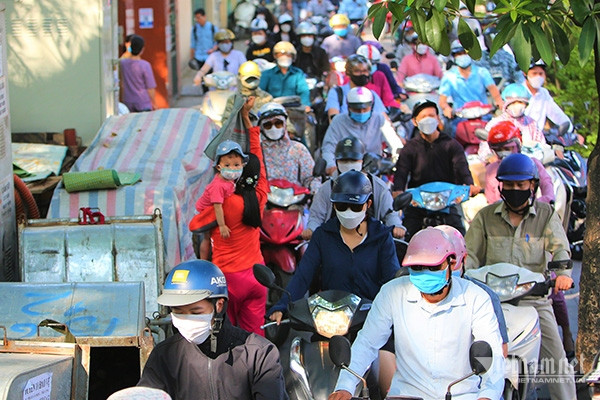 Ngày đầu tuần, xe máy chèn ép người đi bộ trên vỉa hè Hà Nội