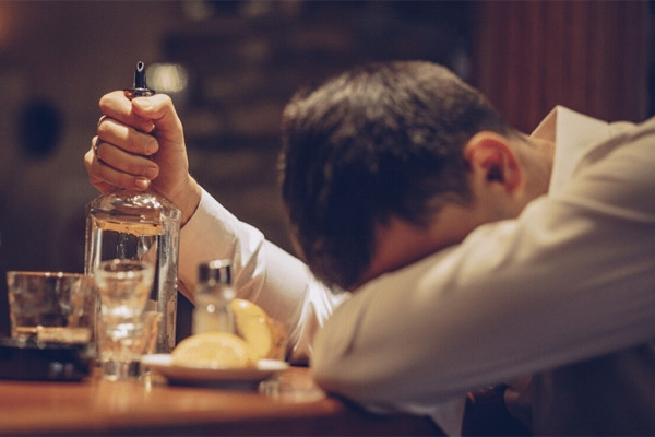 Nghỉ lễ, quý ông nhậu nhiều coi chừng vỡ bàng quang