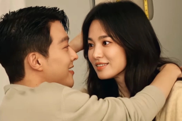 Nghi vấn Song Hye Kyo phải lòng bạn diễn kém 11 tuổi