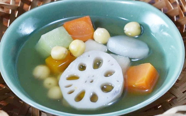 Sweet and delicious mixed lotus seed soup