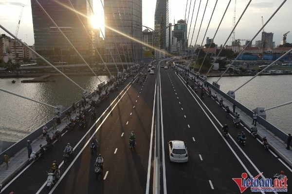 Người dân háo hức 'check-in' cầu nghìn tỷ bắc qua sông Sài Gòn ngày đầu ra mắt