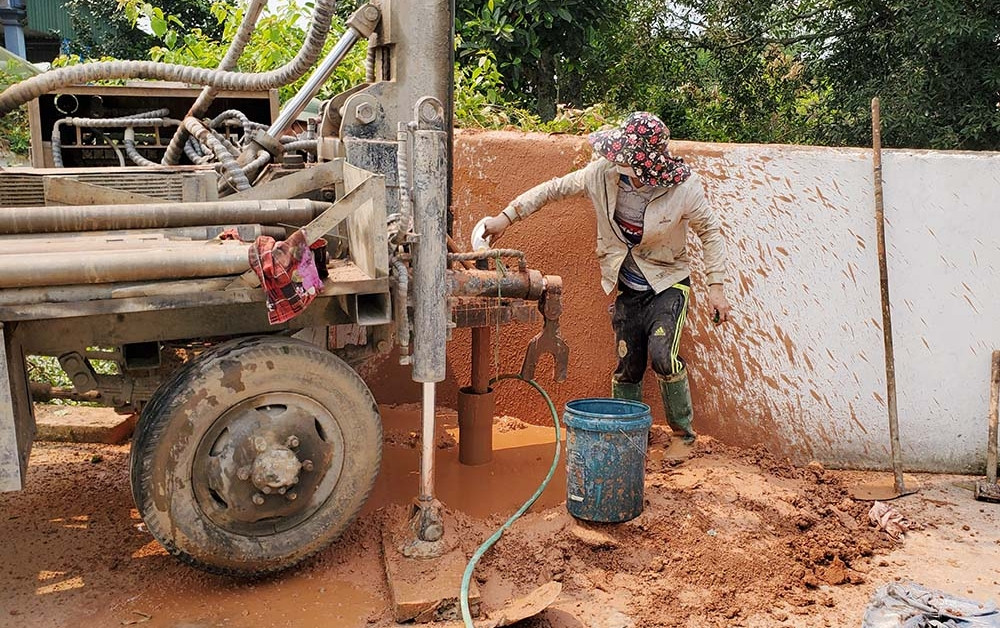 People in Uncle Ho’s hometown have “red eyes” drilling dozens of holes to find clean water