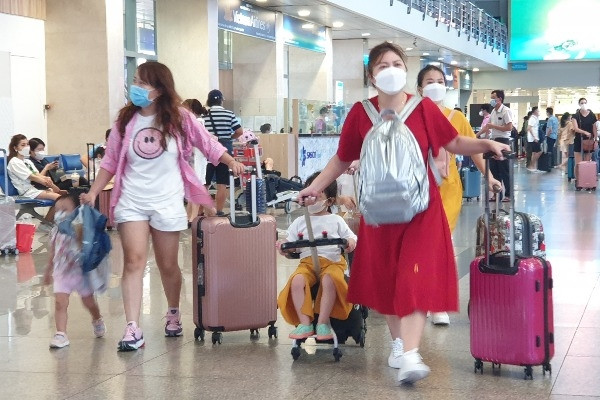 Người dân ùn ùn đổ về sân bay Tân Sơn Nhất để đi chơi lễ