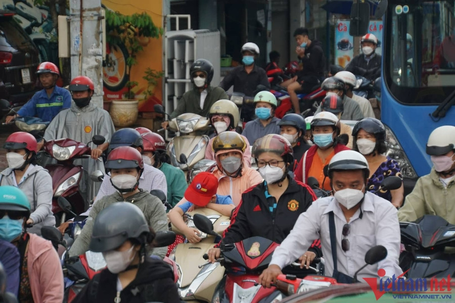 Người đi làm, đi học chen ngộp thở trên đường vào trung tâm TP.HCM