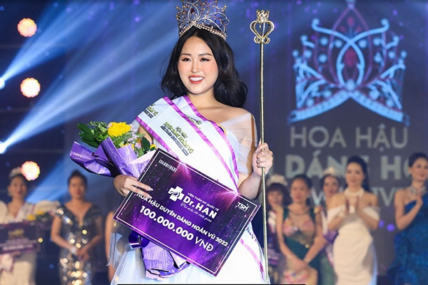 Nguyễn Hoàng Phương Anh đăng quang Hoa hậu duyên dáng hoàn vũ 2022