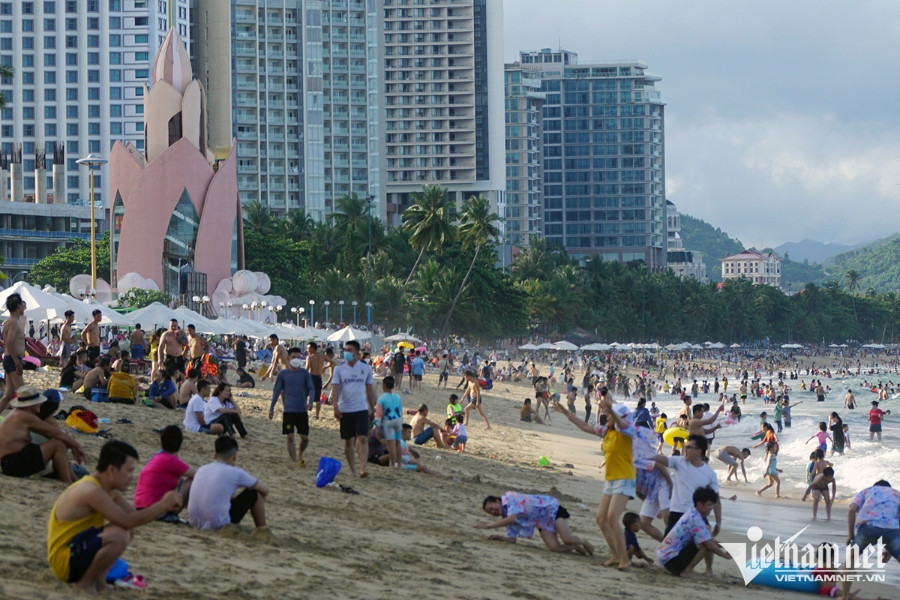 Nha Trang, Đà Lạt thu hút hàng trăm ngàn du khách dịp lễ 30/4