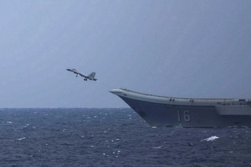 Nhật Bản điều tàu chiến bám sát tàu sân bay Trung Quốc