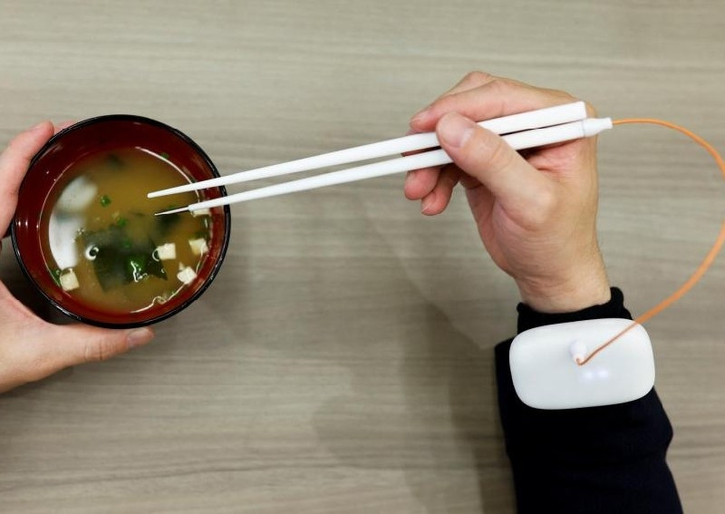 Nhật Bản sáng chế ra đũa tăng vị mặn để giảm muối trong thực phẩm