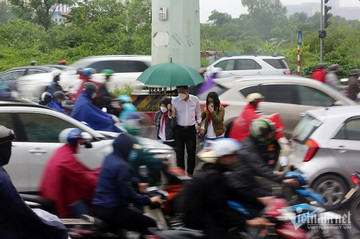 Nhiều ngả đường Hà Nội tắc cứng trong mưa, phụ huynh bỏ xe dắt con qua đường vào lớp