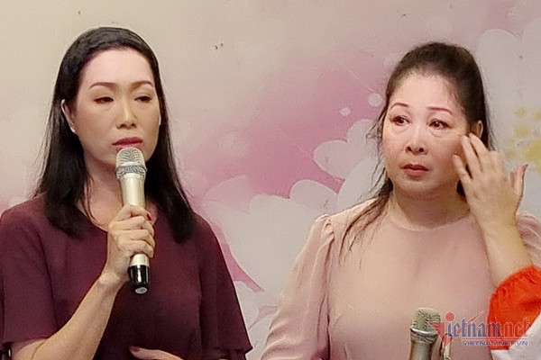 People’s Artist Hong Van burst into tears when Trinh Kim Chi accepted the invitation to ‘save’ the theater stage